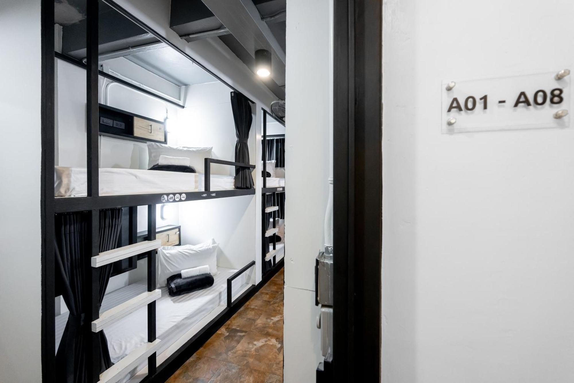 Vibes Hostel Bangkok Exterior photo