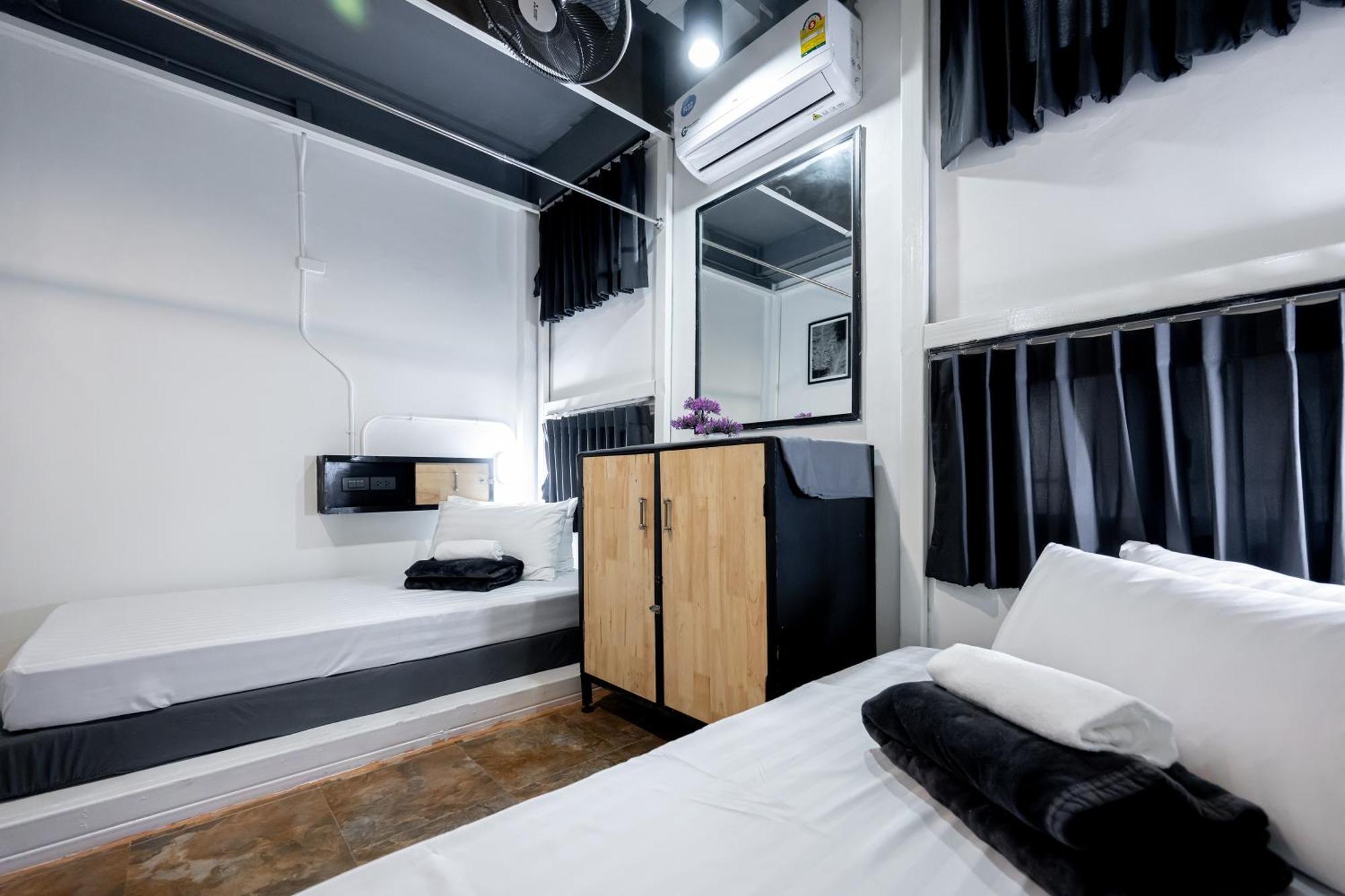 Vibes Hostel Bangkok Exterior photo