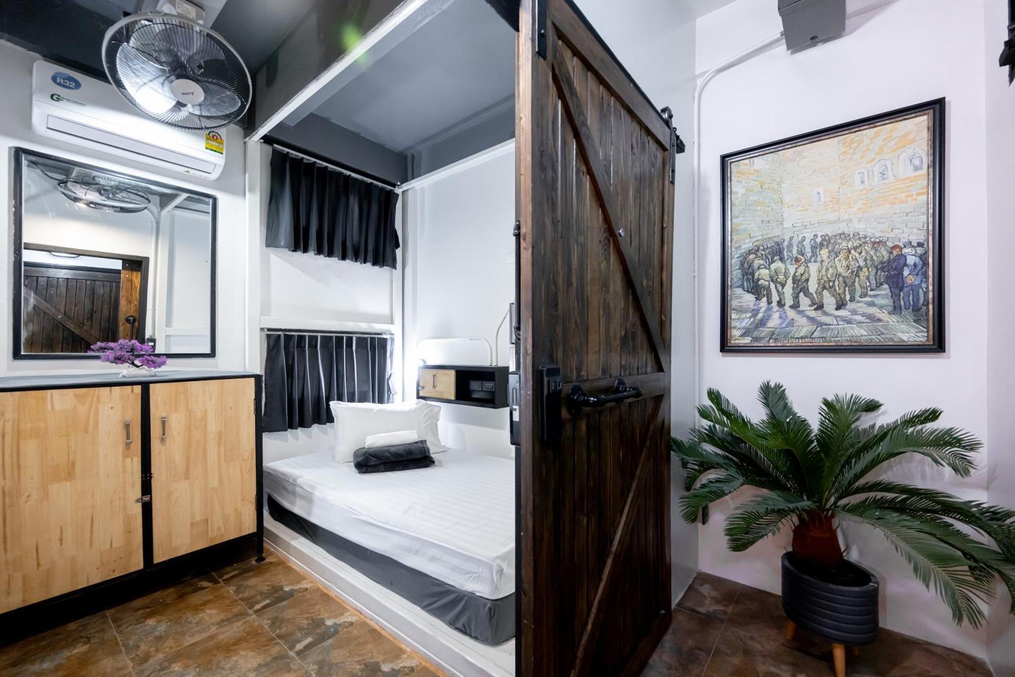 Vibes Hostel Bangkok Exterior photo
