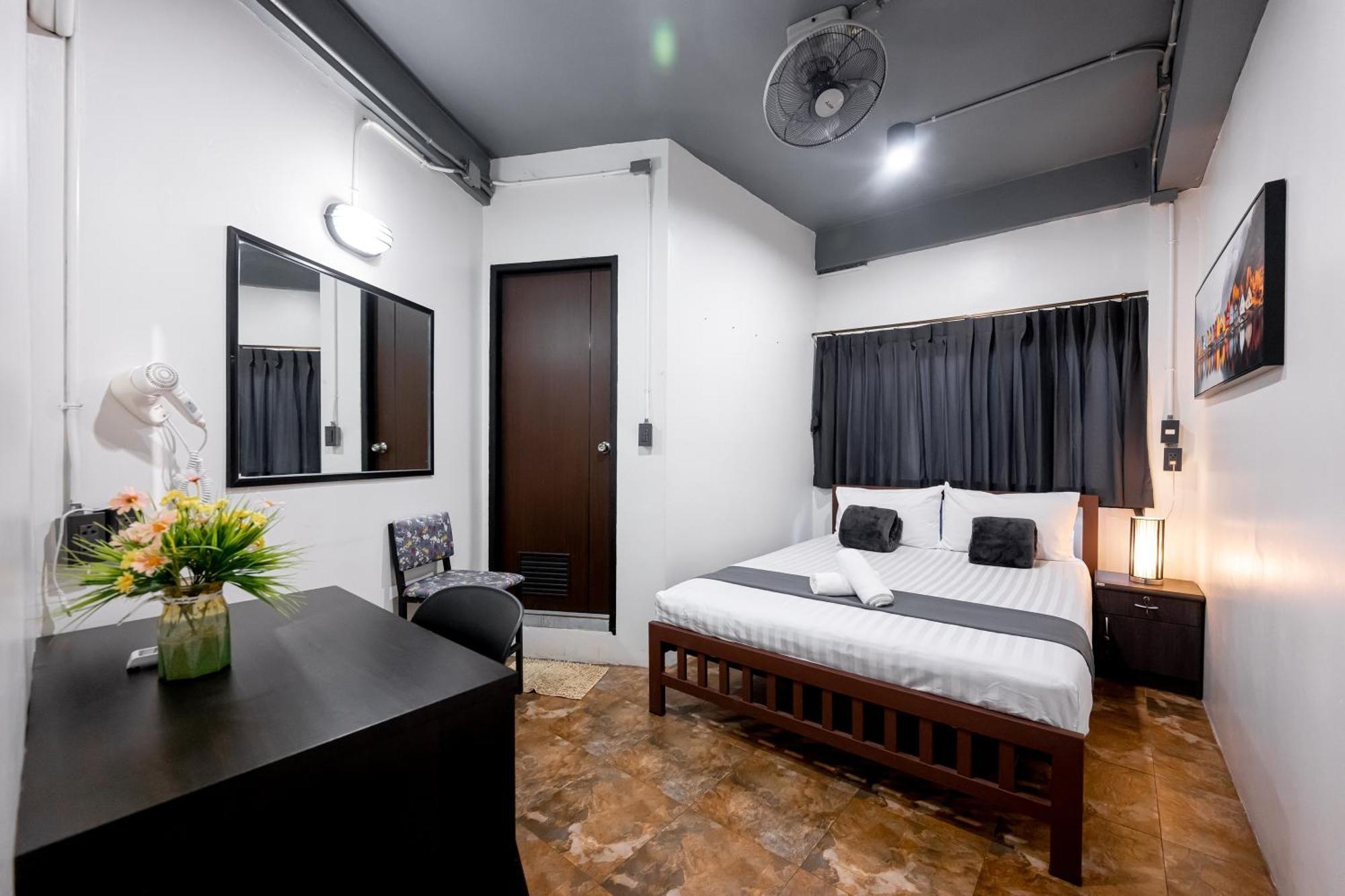 Vibes Hostel Bangkok Exterior photo