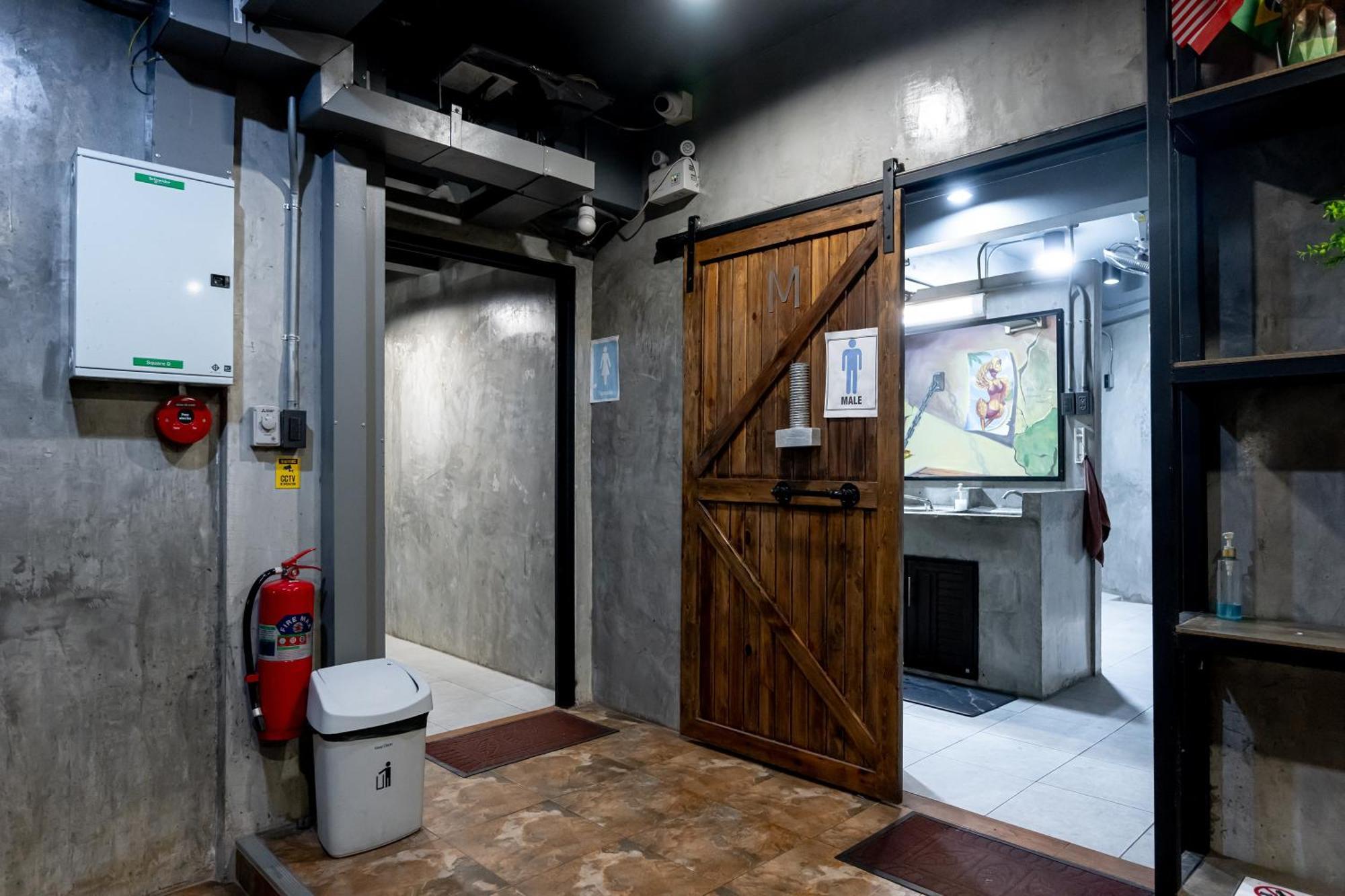 Vibes Hostel Bangkok Exterior photo