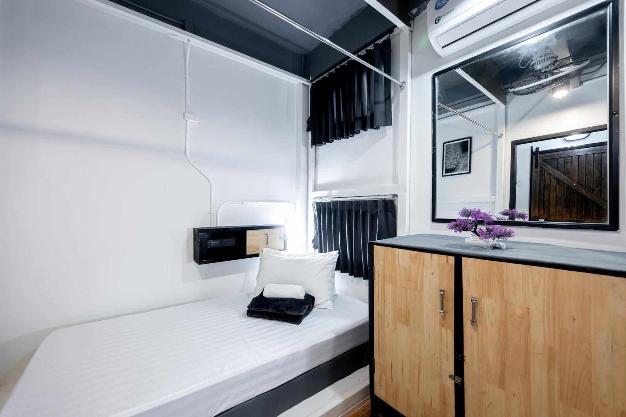 Vibes Hostel Bangkok Exterior photo