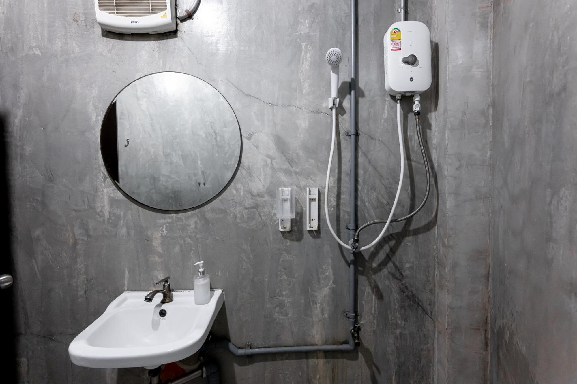 Vibes Hostel Bangkok Exterior photo