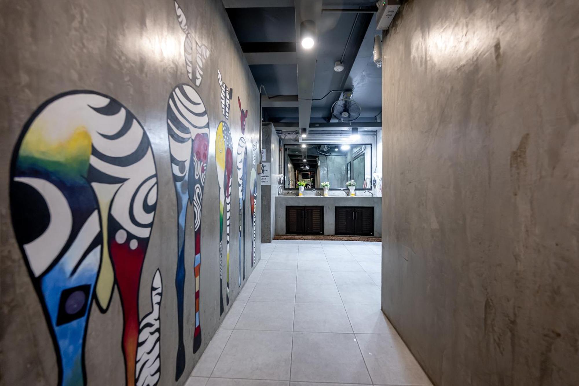 Vibes Hostel Bangkok Exterior photo