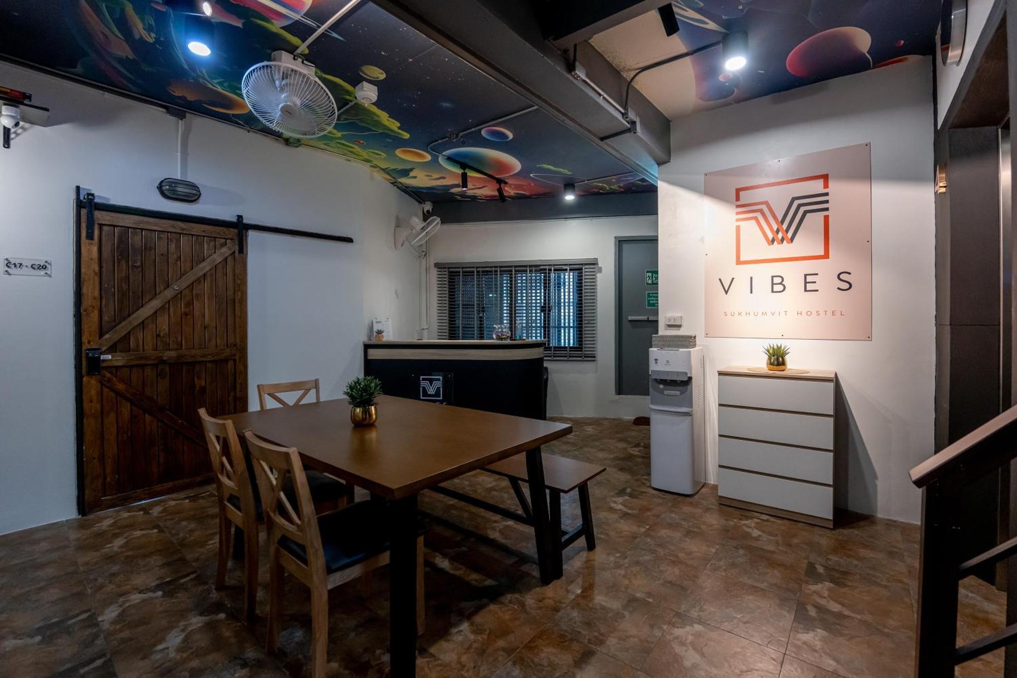 Vibes Hostel Bangkok Exterior photo