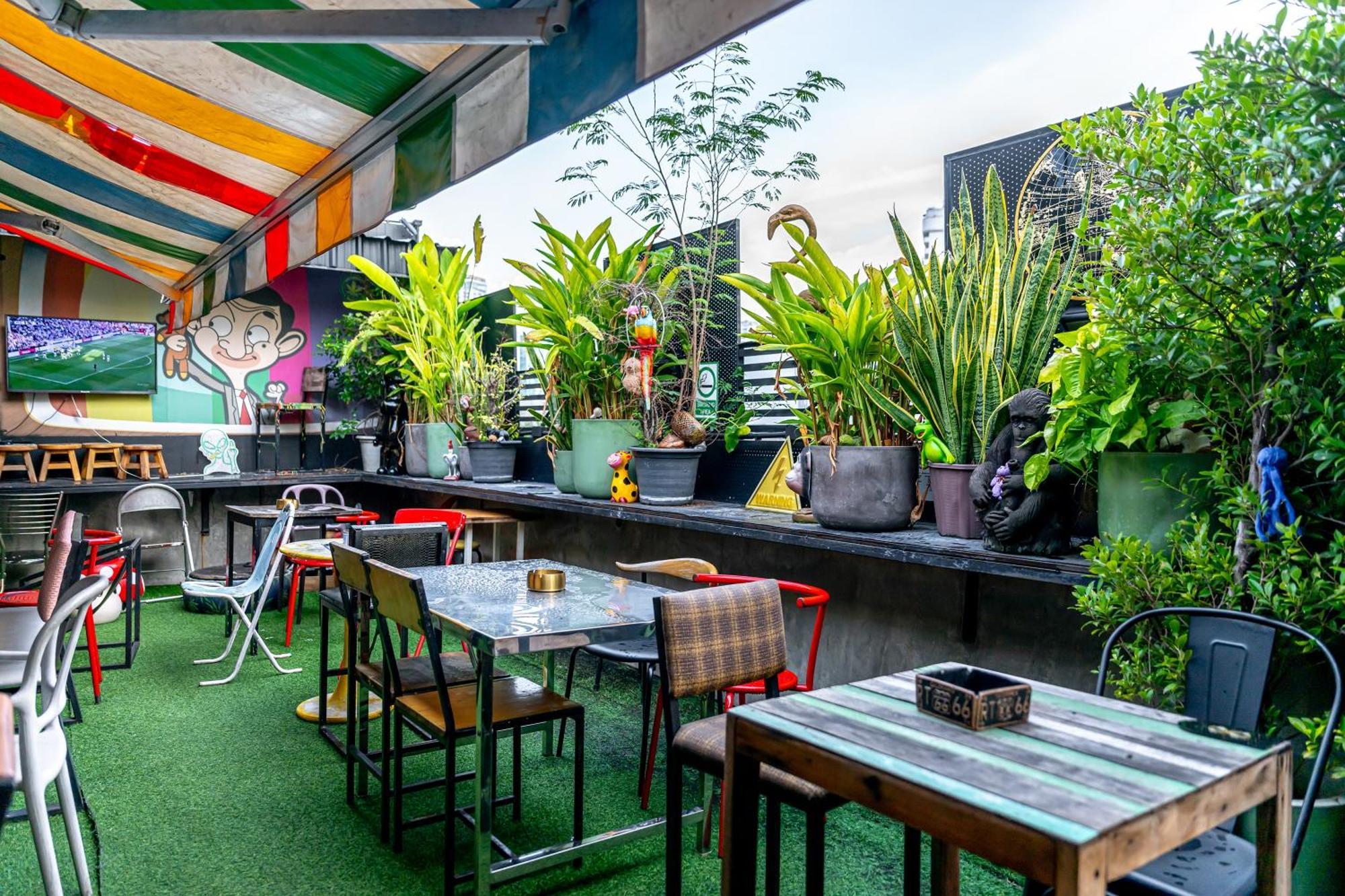 Vibes Hostel Bangkok Exterior photo