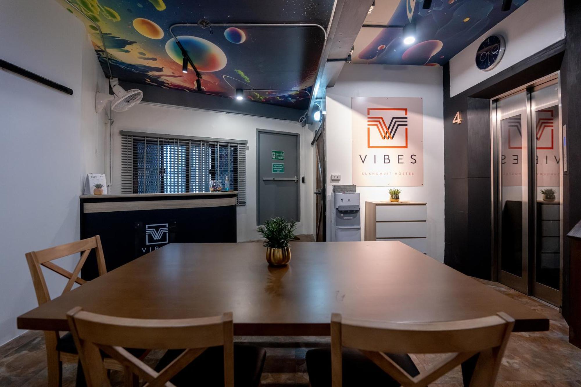 Vibes Hostel Bangkok Exterior photo